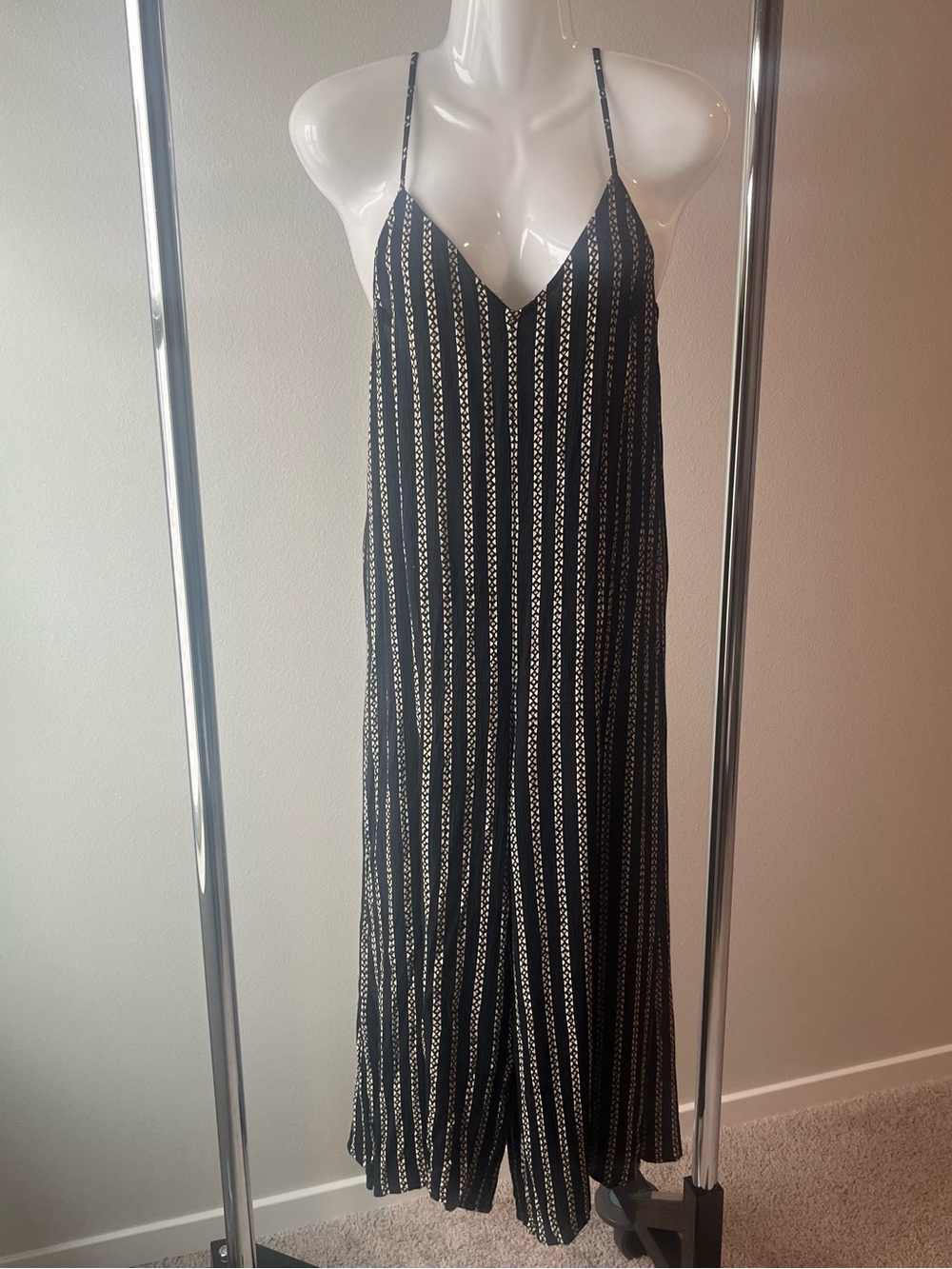 Billabong Shake it Again Size Small Wide Leg Jumpsuit in black and Cream GUC